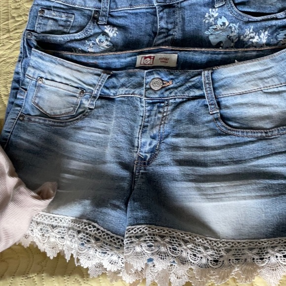 Bundle of four items three shorts and one tank all fit size medium or 7 to 9 - Picture 3 of 10